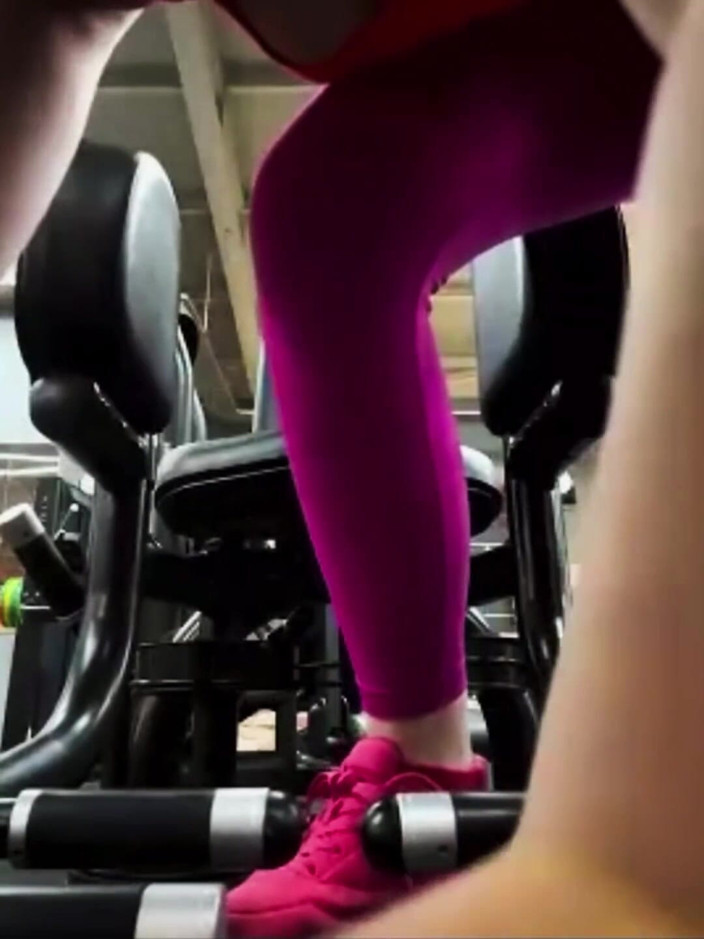 JuiceLussie: Seksowny trening na siłowni w Leggins