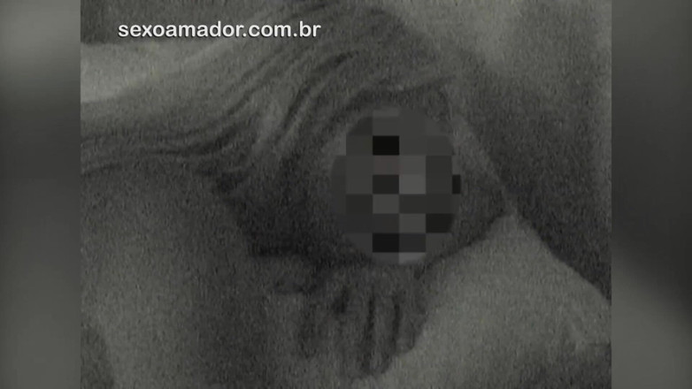 Amateurs videos: 남자는 인터넷에 게시 반 알몸 휴식 신부의 비디오를 기록