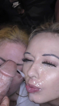 Chicas traviesas se corren sobre ellas