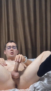 Ragazzo carino che si masturba il suo grosso cazzo e geme mentre viene duramente
