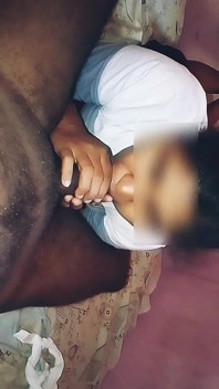 Hon bär vit trosa och tar sin styvsyster i munnen och masserar med olja och lägger grejerna på henne