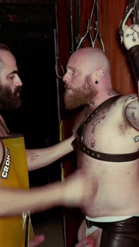 Gloryhole-spaß. Bärtiger meister fickt fellball