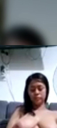 我的继妹用她的玩具自慰直到她潮吹