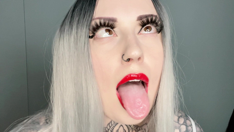 Miss Valentina: Ahegao yüzümün üzerinde mastürbasyon