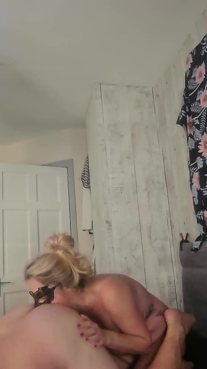 Anal Fetish Couple: 非常热辣的熟女，她的阴户里有一根巨大的假阳具，她的舌头深深插入我的菊花