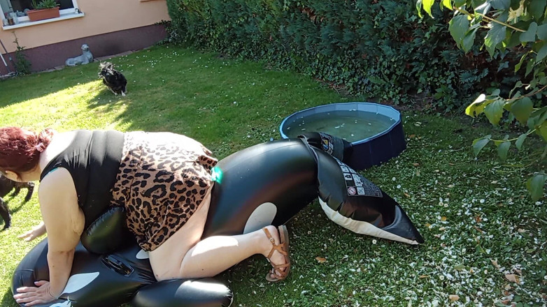 tammara big: Outdoor with Dolphin