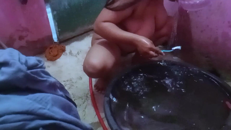 Citra: Ibu tiri saya sentiasa merakam dirinya di bilik mandi untuk...
