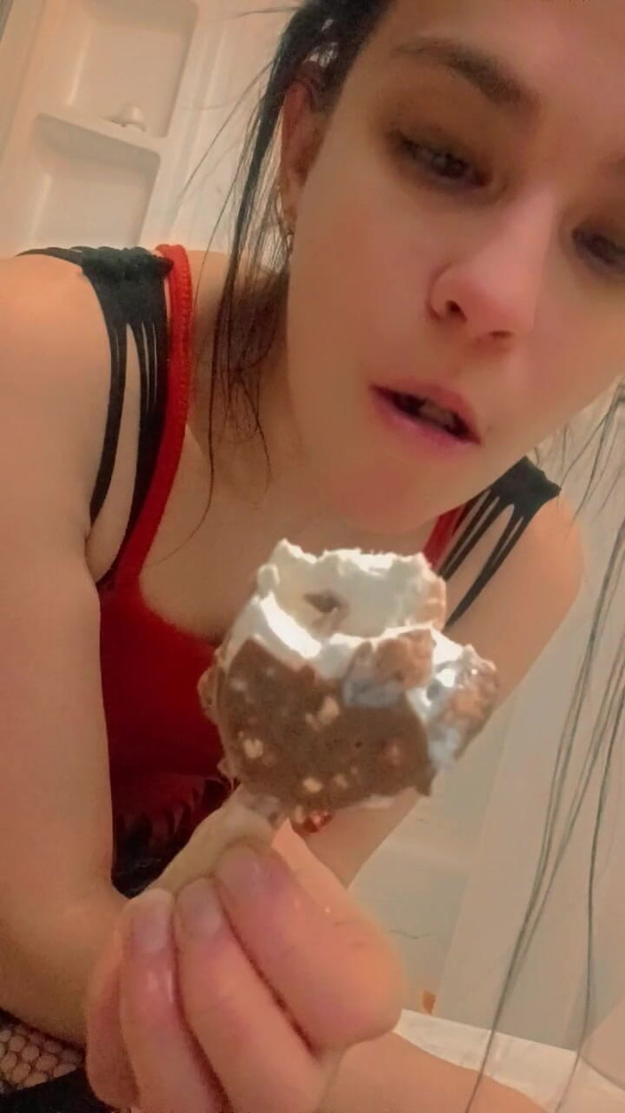 Summrbby: Stökig Icecream bar, äta &amp;strippa