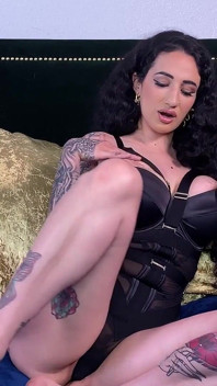 Contenedor De Basura Sucio Con Arabelle Raphael