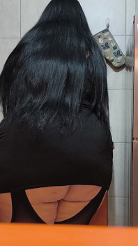 Belle-mère sexy et sexy, uniquement fans au ralenti, dans la cuisine