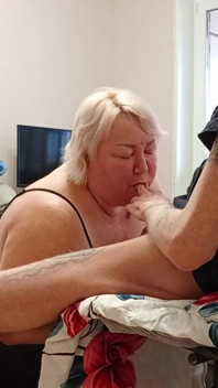 Nach einem blowjob fülle ich den mund meiner freundin mit sperma und sie isst es