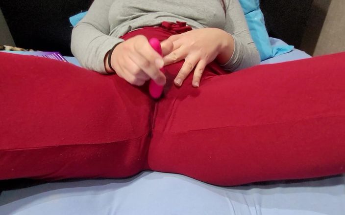 Sophie HelenAss: 辣妹的自慰用她的假阳具抹了她的裤子！