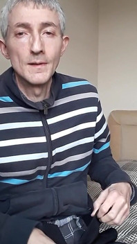 Masturbuje v topu v teplákách.