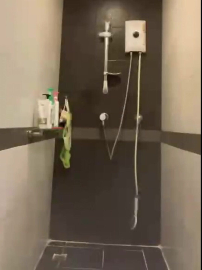 Cum: ความสนุกในห้องน้ํากับรปภ.ของหนุ่มพม่าในห้องน้ํา