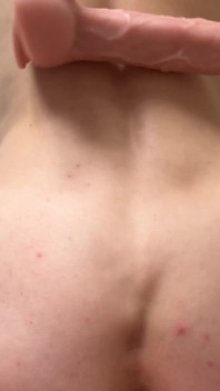 Pizda păroasă a soției prietenului penetrată dublu și umplută cu spermă
