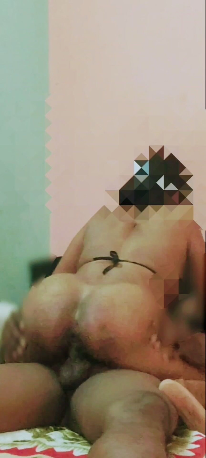 Tamilnaduu: 大屁股继妹在继兄弟硬鸡巴中啪