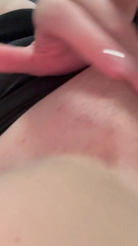 Morena gostosa masturba sua buceta até um orgasmo pulsante