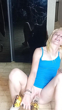 ホットなブロンド18歳の美女がディルドを使ったRCカーでセックス