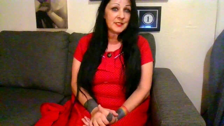 Abby Anna: Сексуальная милфа зевает