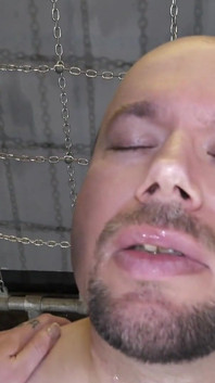 Alternatywna dominatrix używa męskiego sub jako ludzkiej popielniczki