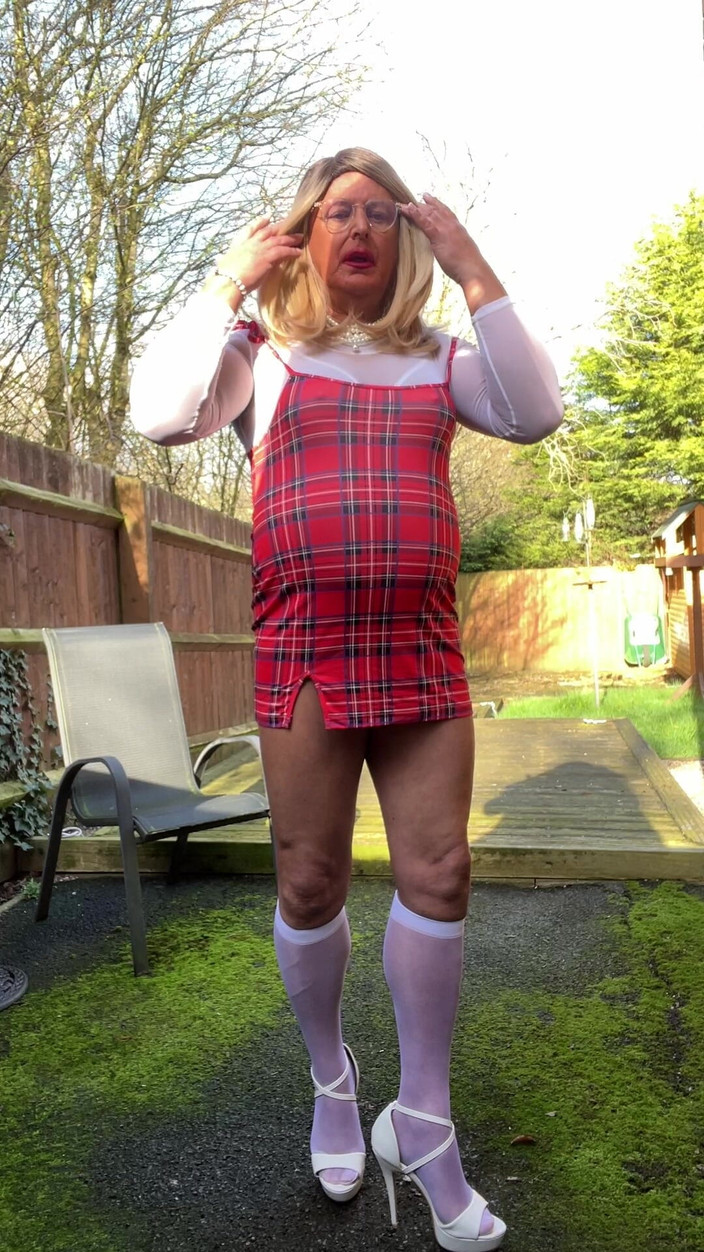 Kellycd: Amateur Crossdresser Kellycd2022 Sexy MILF Peeing in My White Bodysuit...