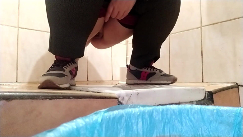 Elena: Splendide donne MILF piscia e si tocca la figa in...