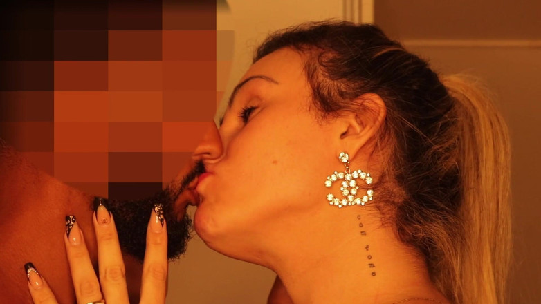 Agatha Lyra: Jag kom sidledes med kuken bakåt