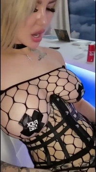 Marito ed amico hanno organizzato una sorpresa per una moglie bollente. Moglie amatoriale in un trio