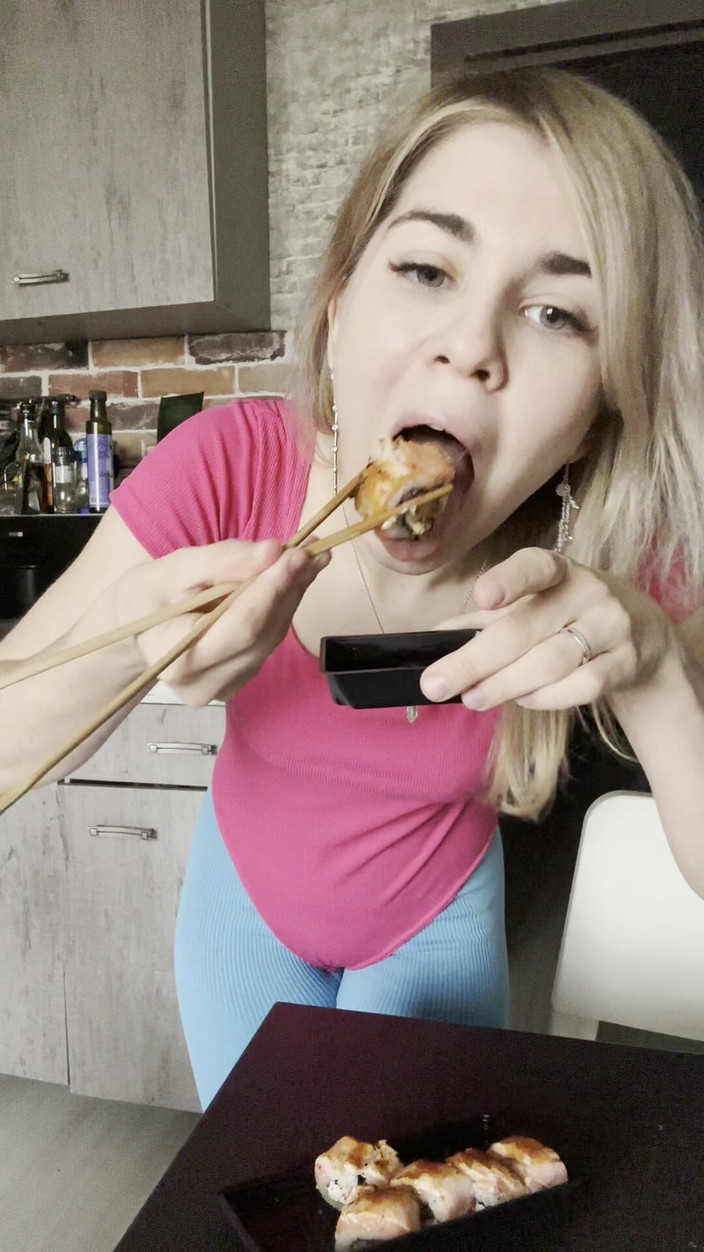 Misty Phoenix: Hanya Makan Sushi dan Bercakap