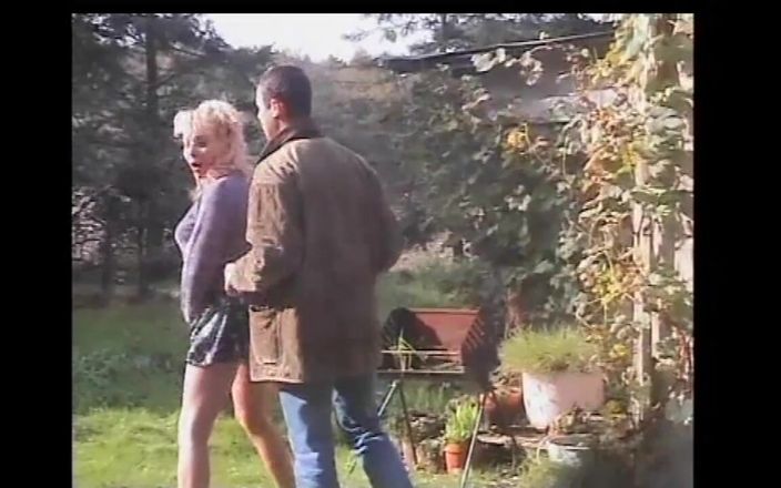 Absolute BDSM films - The original: Dirty Blonde Vintage Chcaní na zahradě Pak šuká a saje velkého...