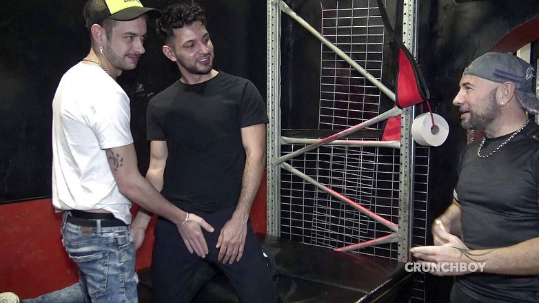 Bare domination in backroom with fetish boys: Oskar Ivan knullad rå av Bonybabyron