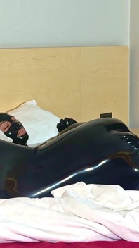 In latex aufwachen, teil 1 - alex latex