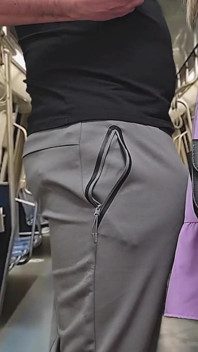 Fast von U-bahn-passagieren gesehen, wenn sie den schwanz eines fremden durch die hose berührt