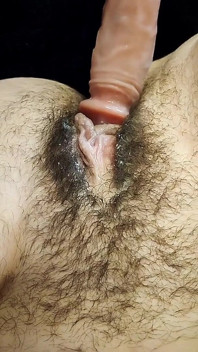 La mia figa sporca calda viene scopata da un dildo