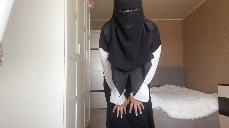 Lux Eva: Prsatá syrská MILFka masturbuje svou kundičku černými kalhotkami