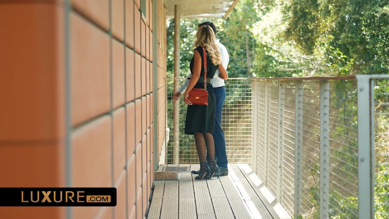 Luxure: Twee rondborstige milfs voor een gelukkige man