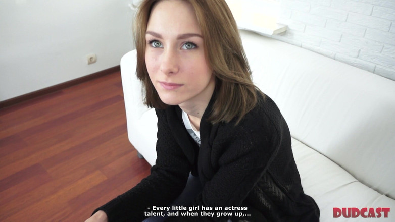 Dud Cast: Wench face sex neprotejat pe canapea