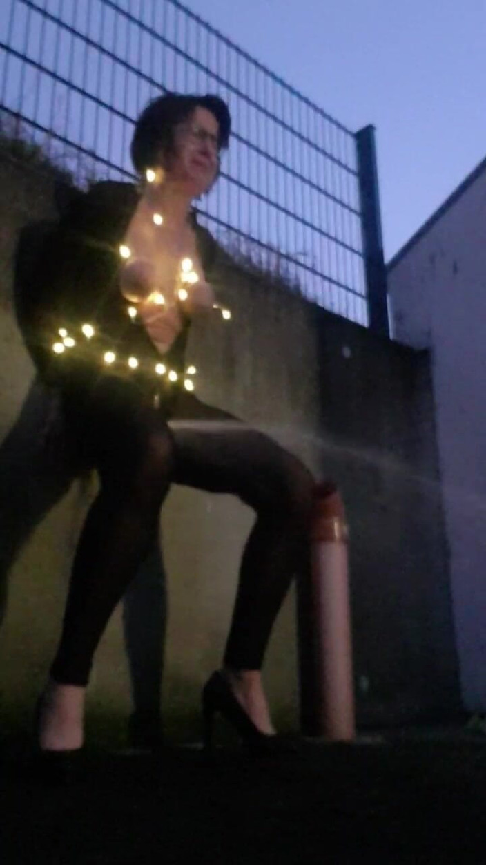 JulieEroticDress: ライトニング・スカート・アウトドア