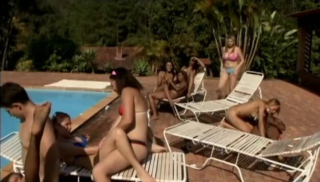 Group Bang: Grupp av dudes och latinas knullar vid poolen