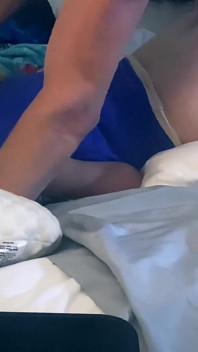 Gros plan sur une levrette par le côté avec une blonde soumise