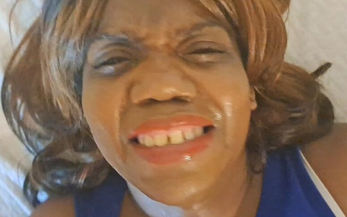 Madeleine Rose: Viene scopata in gola dal bagnino