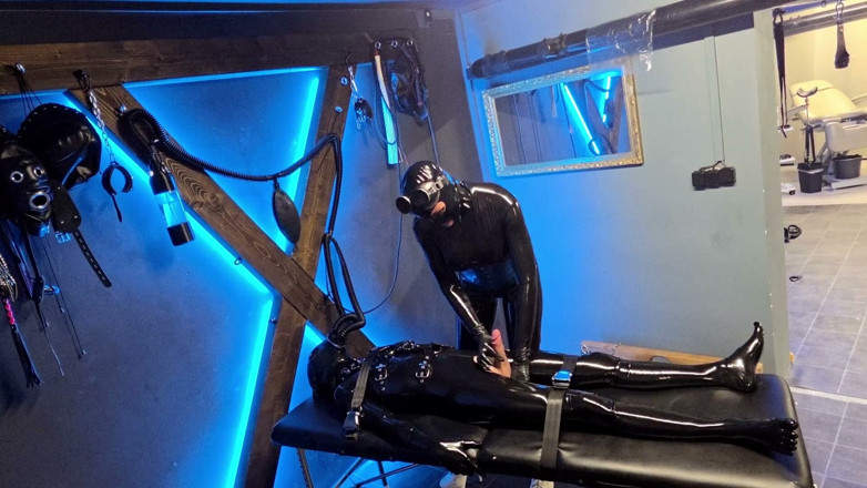 Madame Moira Dominatrix: Juego De Aliento Donde Un Esclavo Tiene Que Beber El...