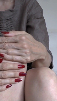 Bela mostra de unhas vermelhas e masturbação dentro da sua calça, parte 1 - Lady Victoria Valente