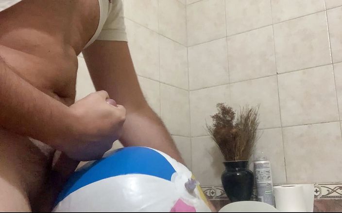 Inflatable Lovers: No banheiro com uma bola de praia