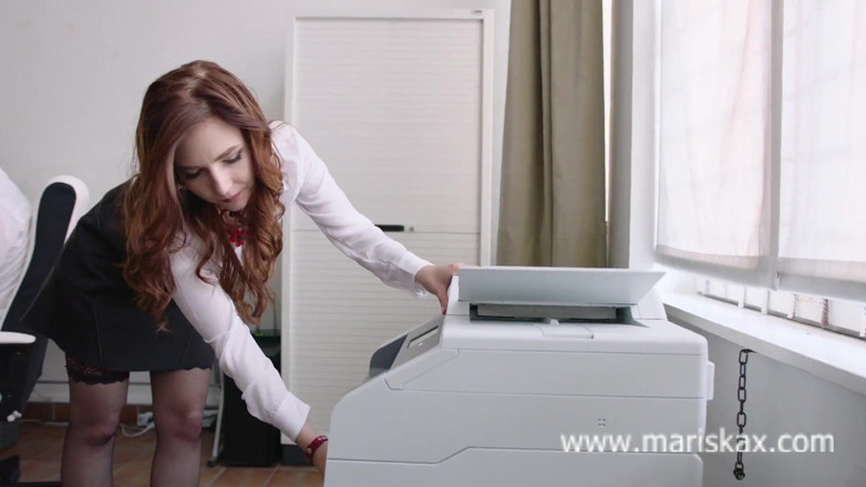 Mariska x: Secretarei îi place foarte mult în cur