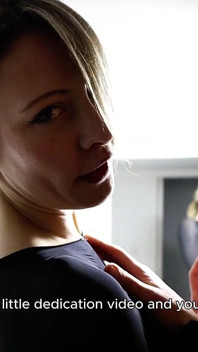Våt nylon catsuit: Rövdyrkan i duschen - älskarinna Julia