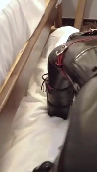 Mz12 - met latex gebonden puppy trilt om een orgasme te bereiken