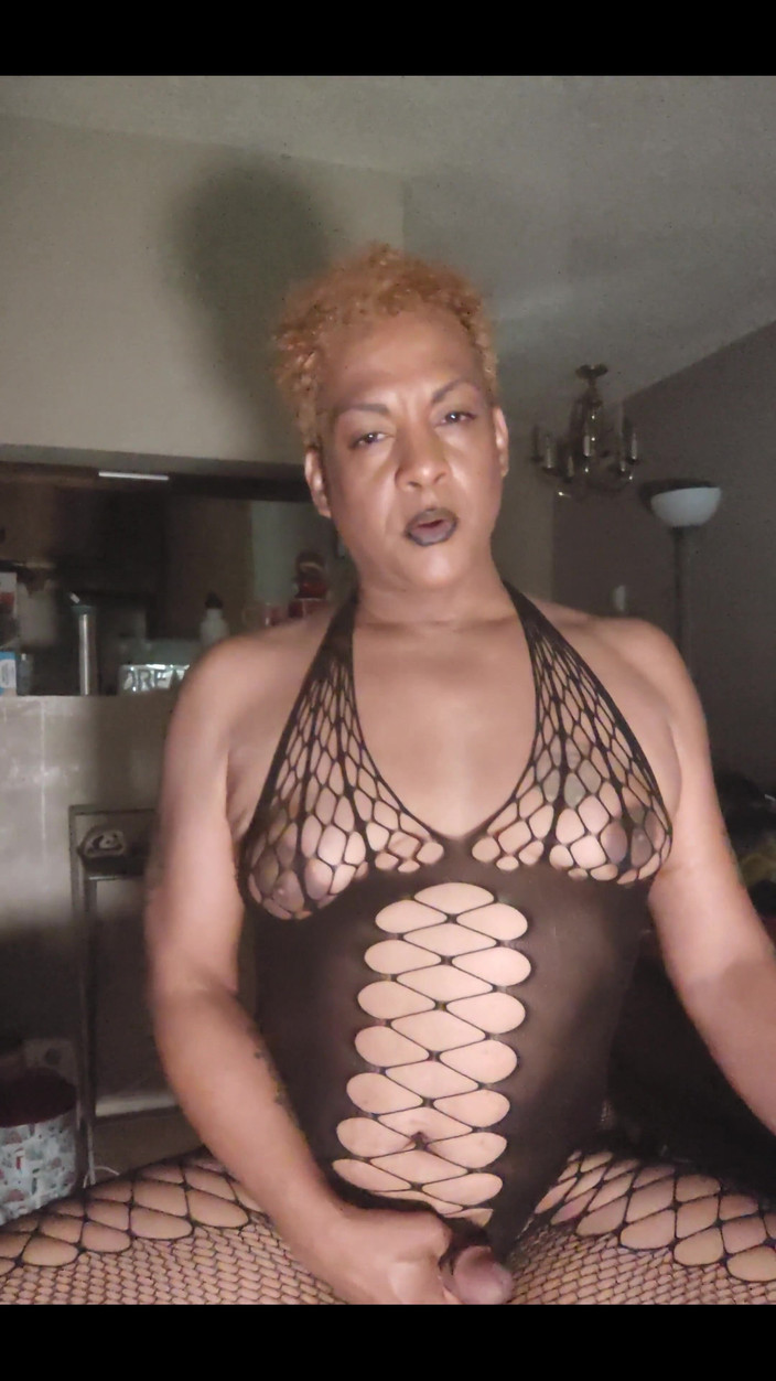 KNKY Bee: Bien sûr, la bite de ma copine fonctionne et je...