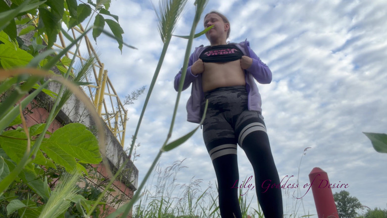 Lily, Goddess of Desire: Kompilasi Kencing Luar