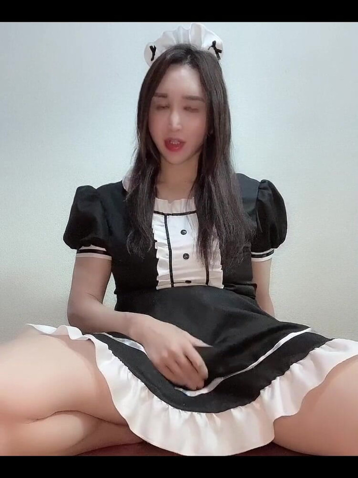 TS Shizuka: Transsexual empregada goza xarope em tangerina